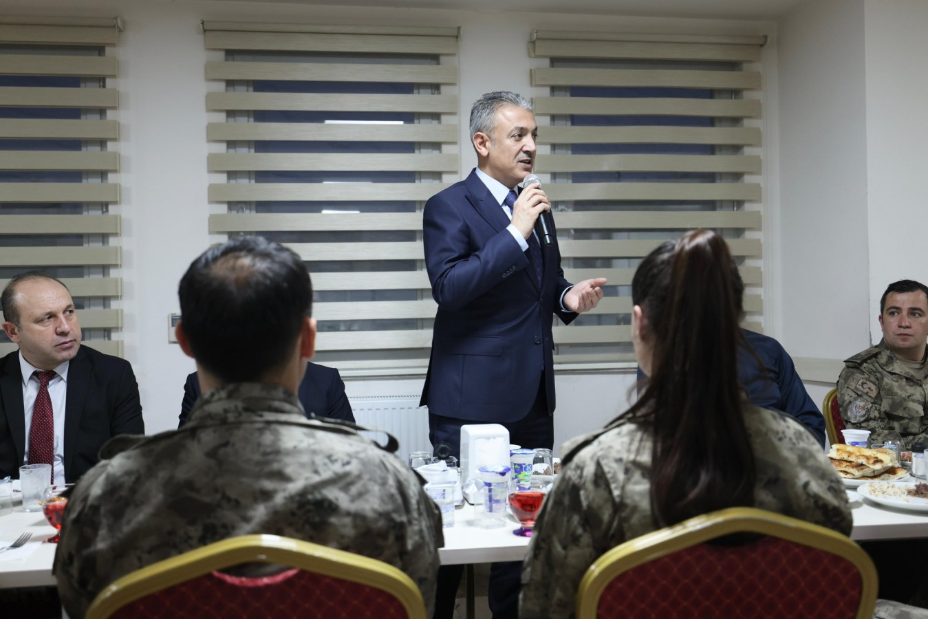 İlk iftarını Özel Harekat polisleri ile yaptı;