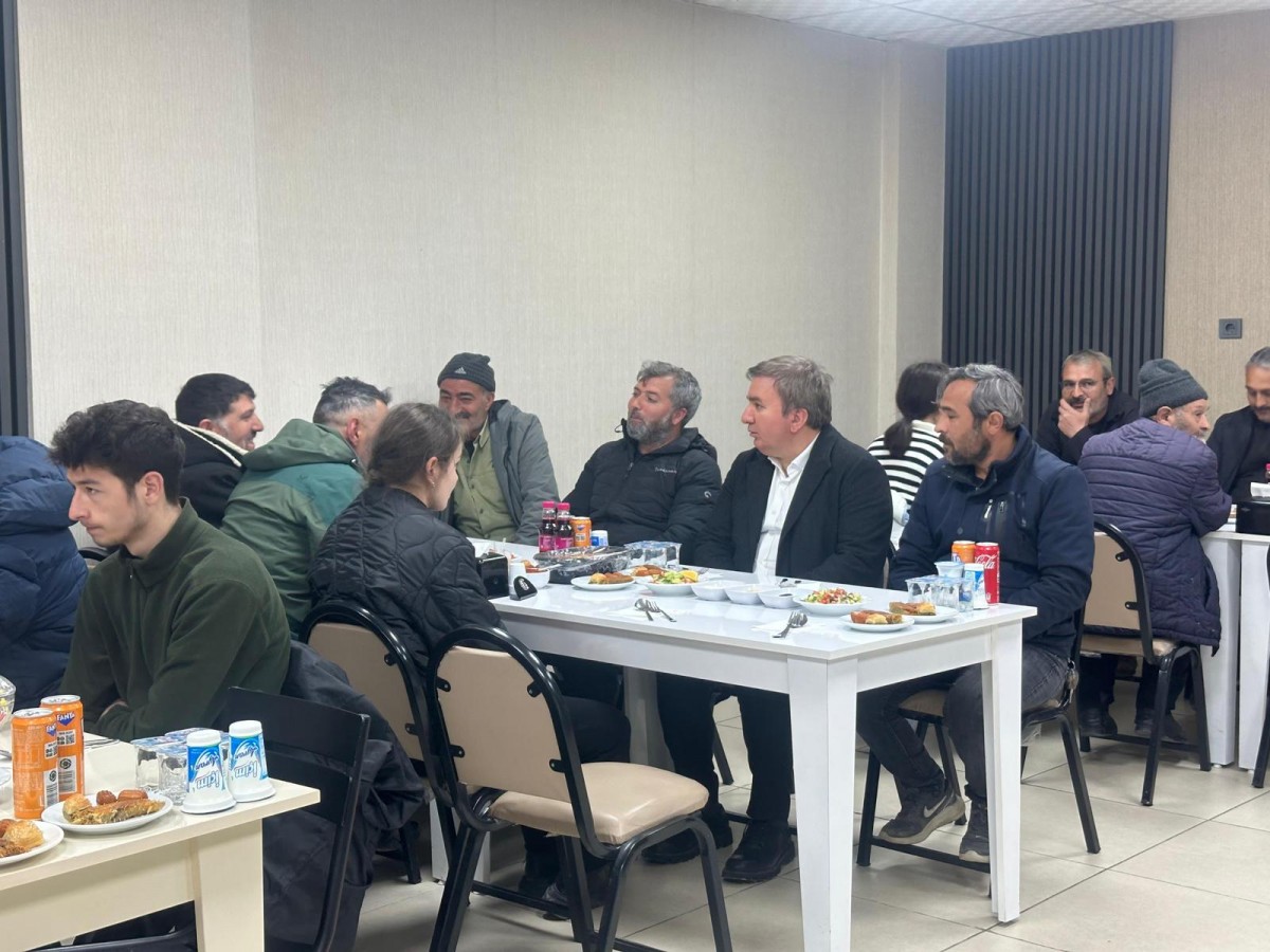 Göçük altında kalan işçilerin aileleriyle iftar yaptı