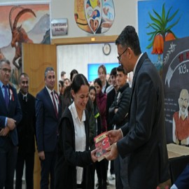 Vali Çelik'ten "Safahat" hediyesi