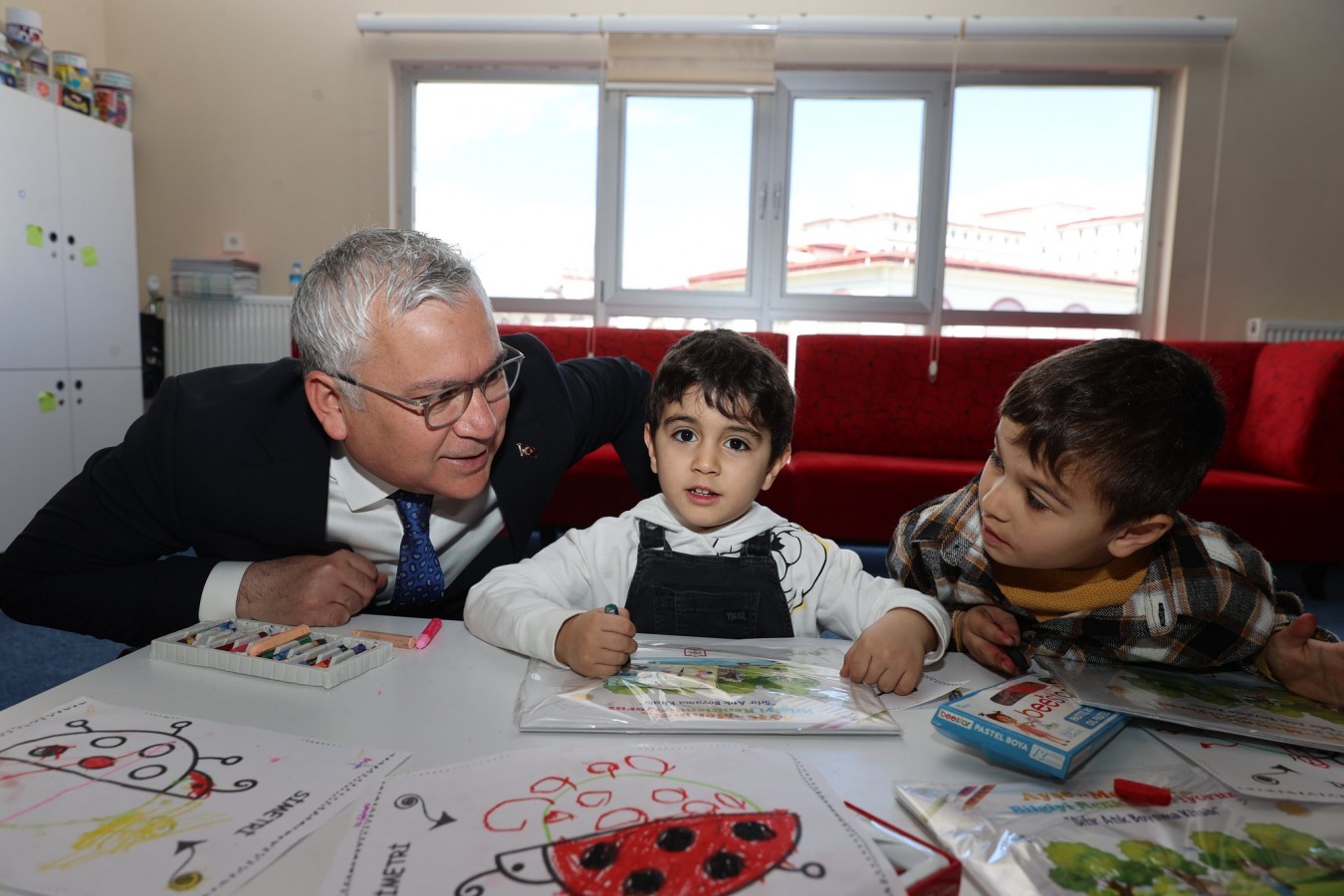 Anasınıfı öğrencileriyle boyama;