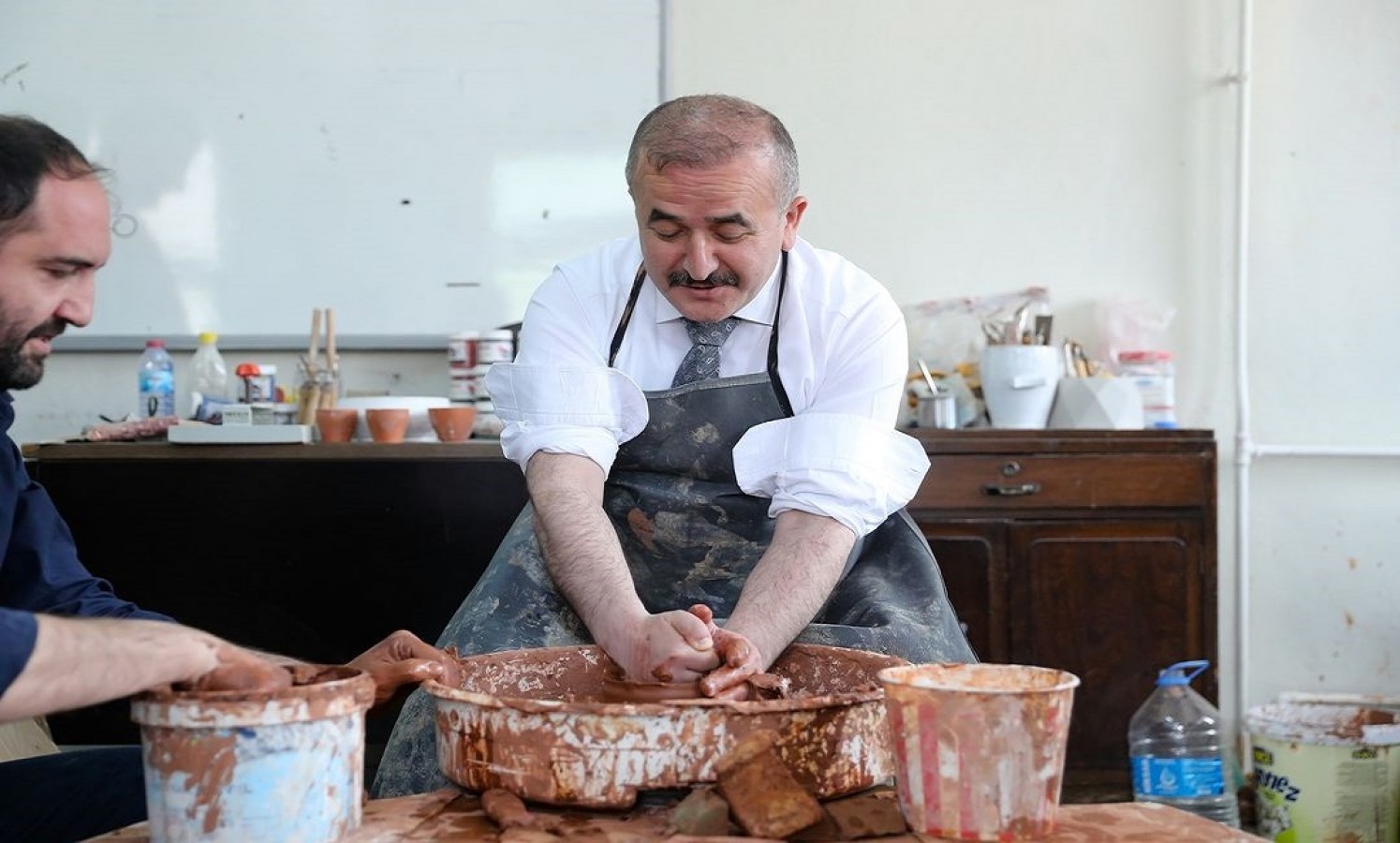 Çömlek tezgahının başına geçti;