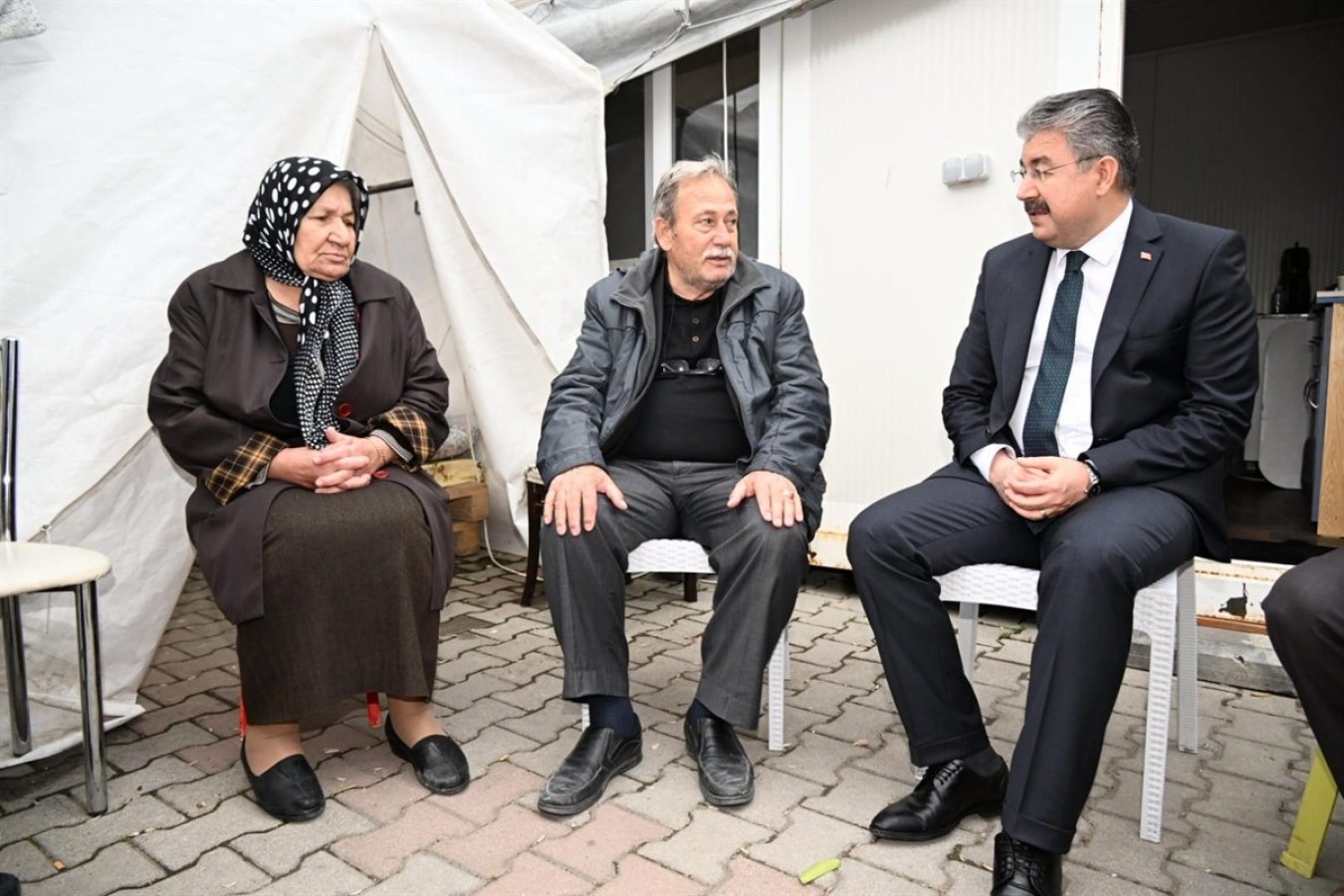 Depremde oğlu, gelini, torunu ve dünürlerini kaybetti
