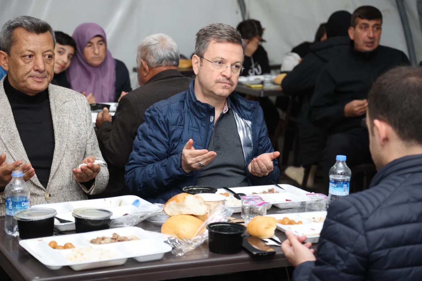 İftarın bereketini depremzedelerle paylaştı