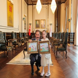 Zeynep, çizdiği resimlerle Vali Masatlı'yı duygulandırdı