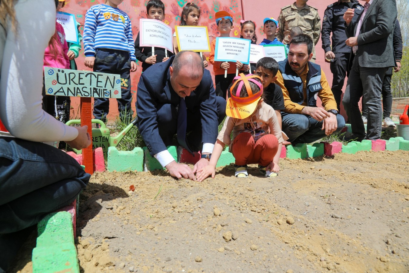 Miniklerle bostan ekti;