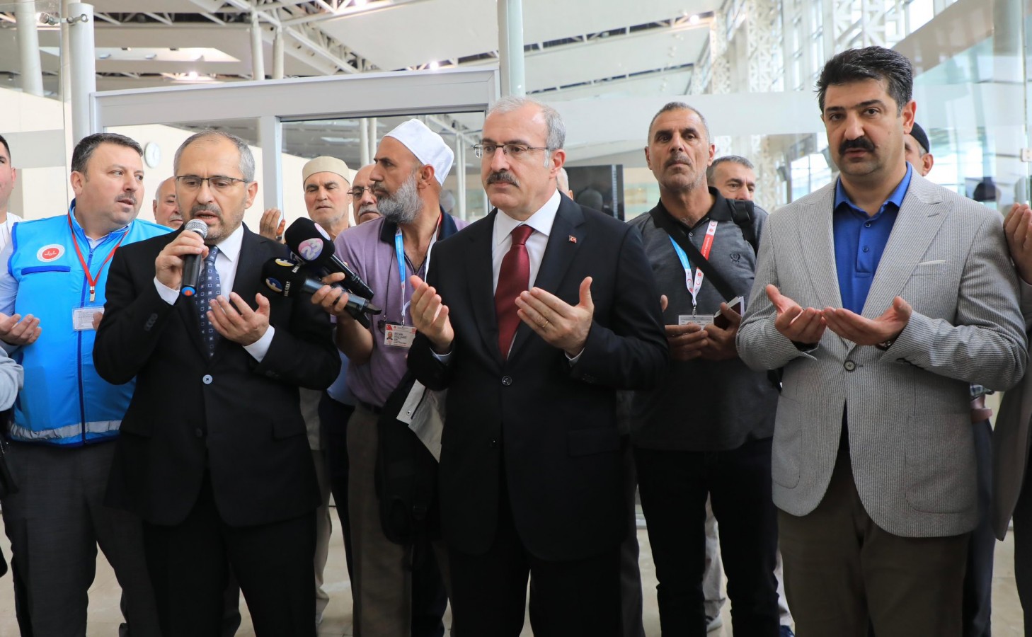 Hacı adaylarını dualarla uğurladı
