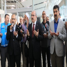 Hacı adaylarını dualarla uğurladı