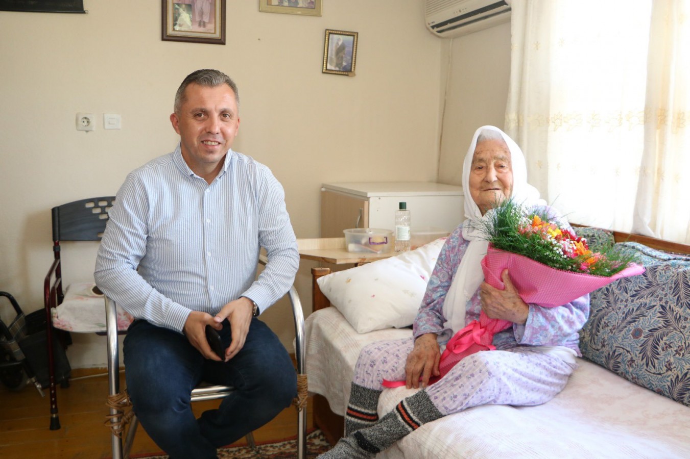 100 yıllık çınara Anneler Günü ziyareti