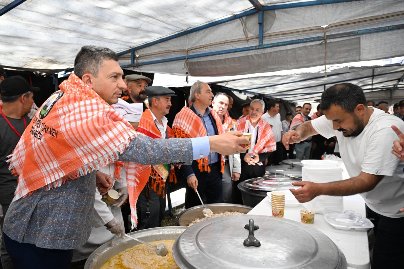 Boynuna poşuyu takan Vali Şahin, vatandaşlara keşkek ikram etti;