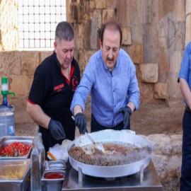 Vali Pehlivan, Kız Kalesi’nde tantuni yaptı