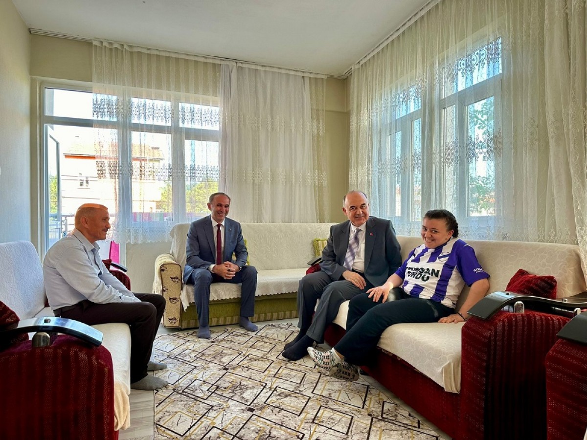 Protez bacakla yaşama tutunan genç kızı yalnız bırakmadı