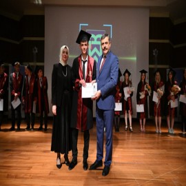 Hem vali hem veli olarak mezuniyet törenine katıldı