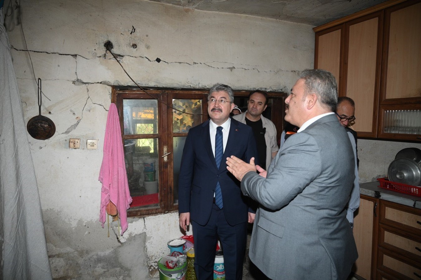 Evleri depremden zarar gören köyü ziyaret etti;