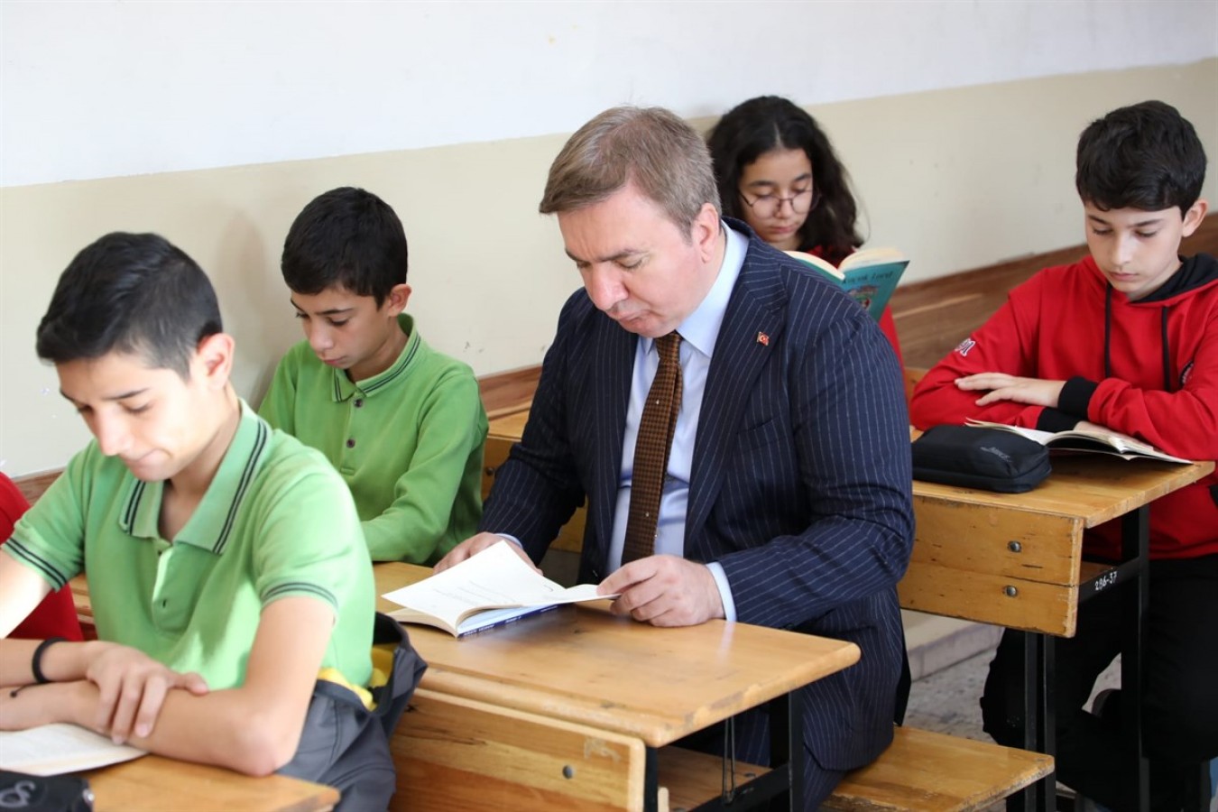 “Kitap Candır Can, Hep Birlikte Okuyor Erzincan”;