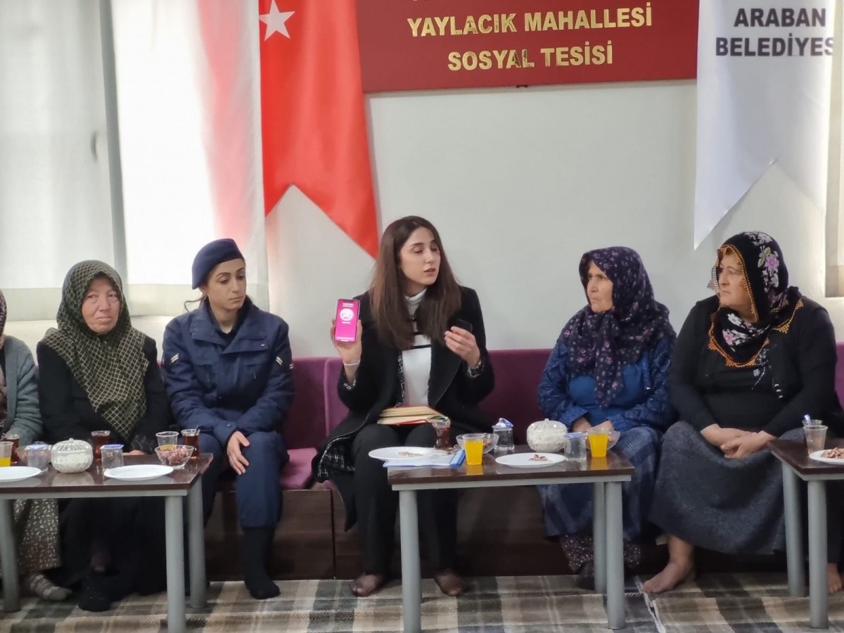 Kadınlara KADES uygulamasını bizzat tanıttı;