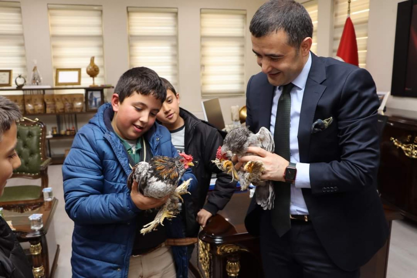 Tavukları ölen Kadir’in yüzünü güldürdü;