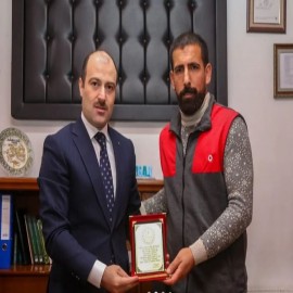 9 kitap okuyan esnafa plaket verdi