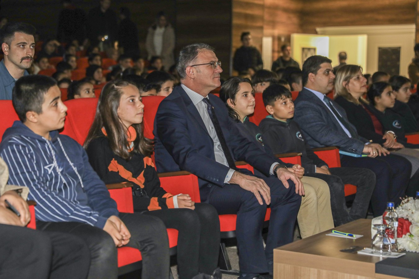 Kum sanatçısının gösterisi ilgiyle izlendi;