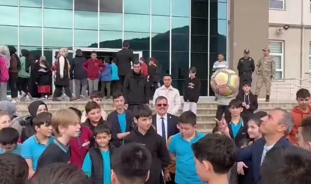 Kafa ile top sektirme oyunu oynadı