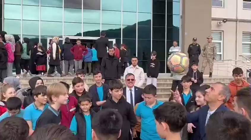 Kafa ile top sektirme oyunu oynadı;