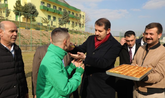 Futbolculara elleriyle baklava yedirdi