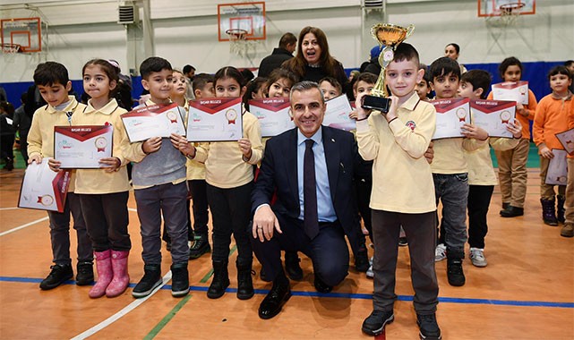 Minik öğrenciler ödüllerini Kaymakam Atasoy'un elinden aldı!