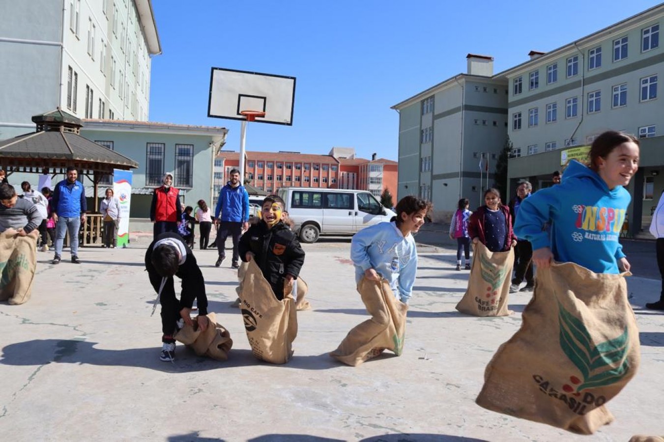 Nusaybin'de afetzede çocuklar için sportif etkinliler düzenleniyor;