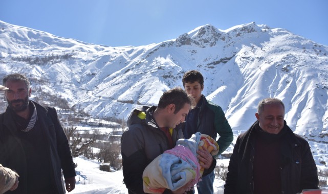 Yolda kalan aileye yardım etti