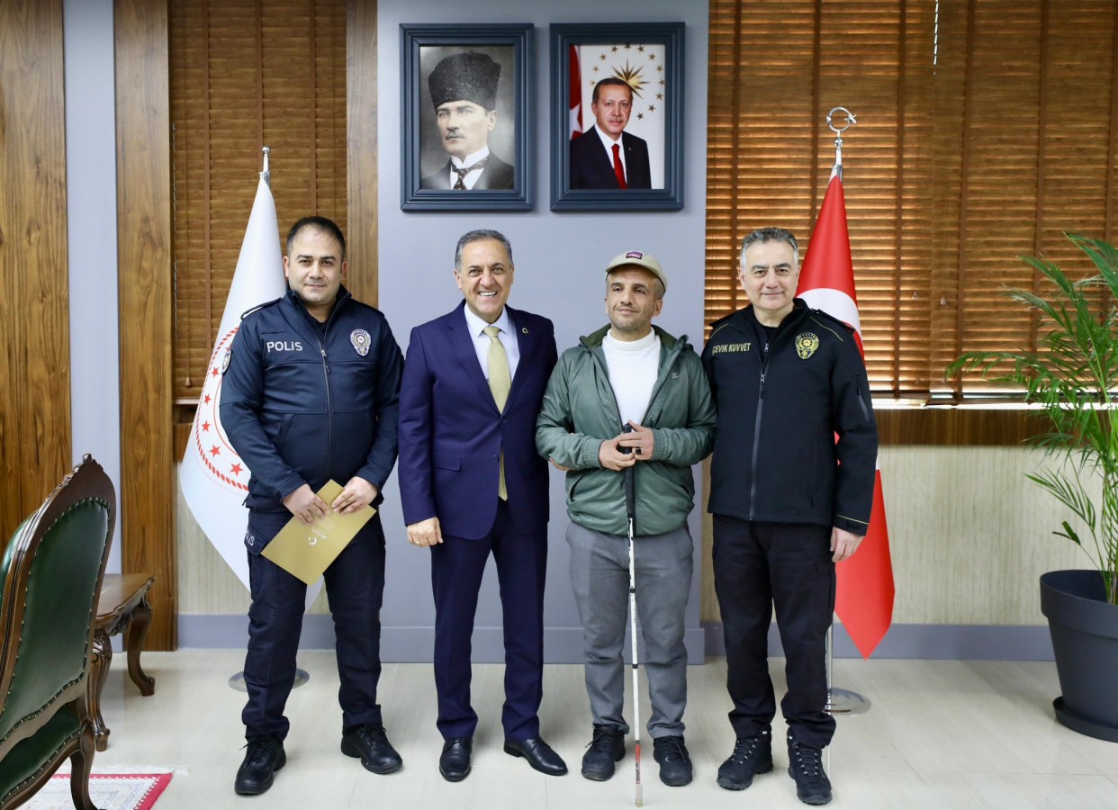 Görme engelli taraftara maçı anlatan polisi ödüllendirdi;
