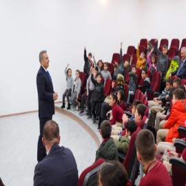 Minik öğrenciler, devlet yönetimini Vali Çiçek’ten dinledi