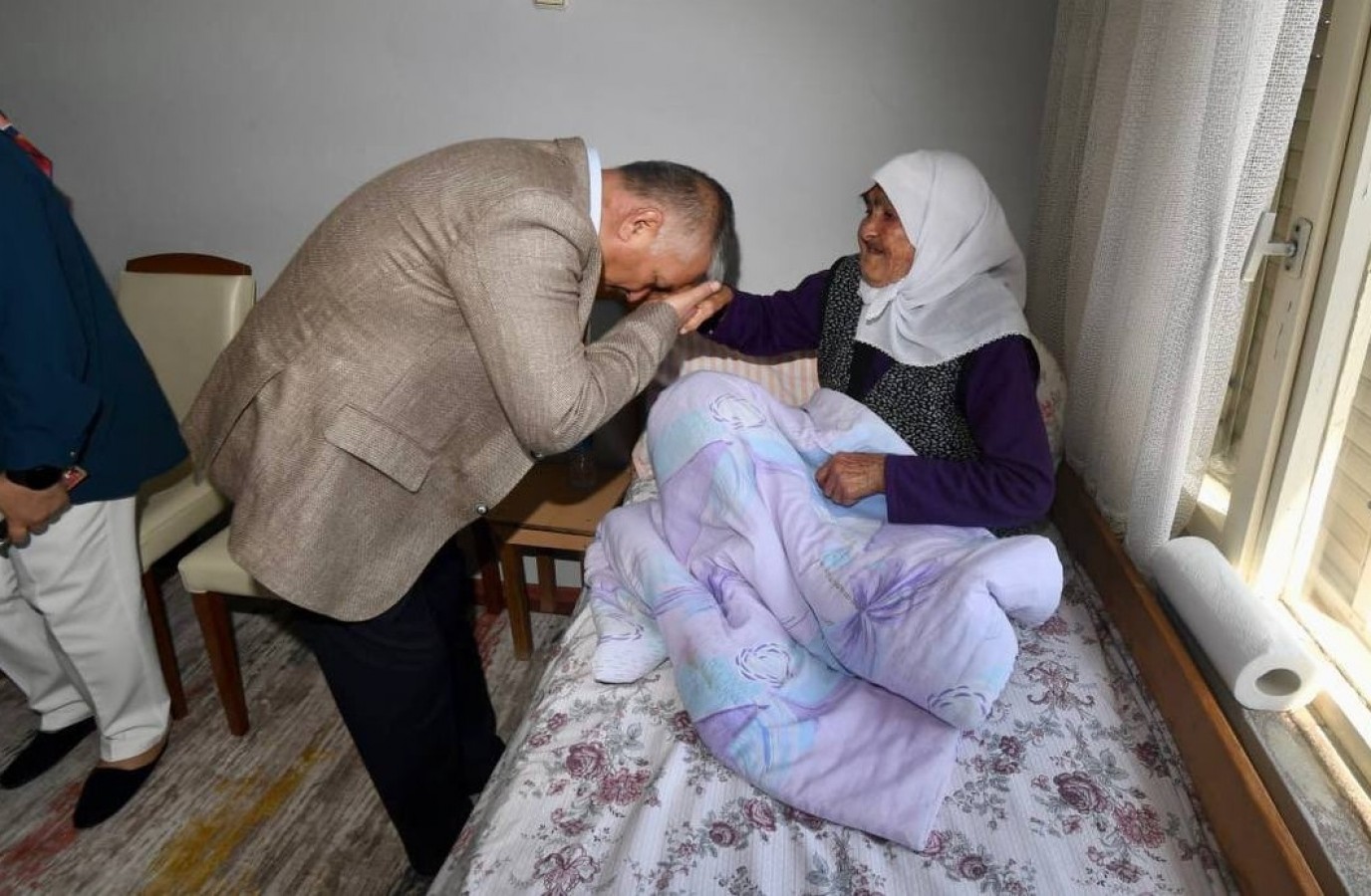 121 yaşındaki Havva ninenin elini öptü