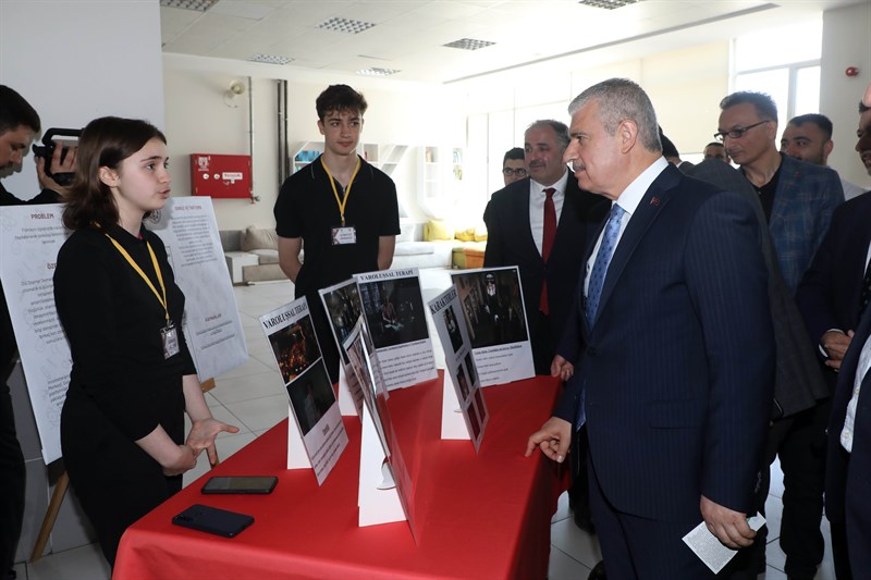Vali Akın, gençlere seslendi;