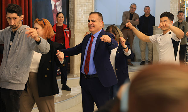 Vali Akbıyık, engel tanımayan dostlarla zeybek oynadı;