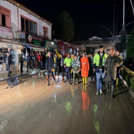 Havza’yı sel vurdu: İş yerlerini su bastı, araçlar sürüklendi!