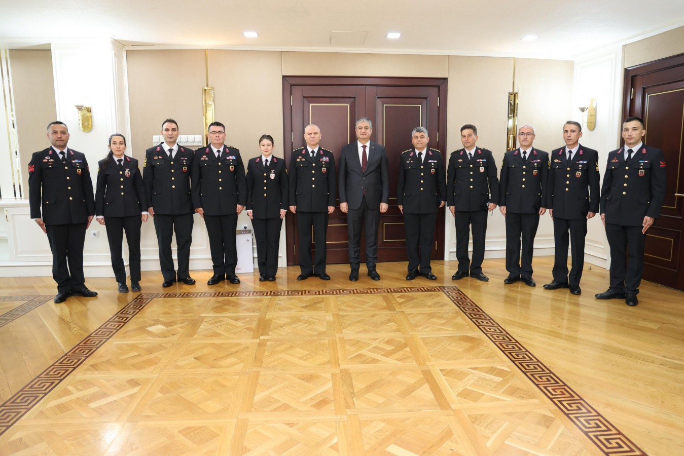 ''Vatan sevgisiyle görev yapan jandarma teşkilatımız gece gündüz demeden çalışıyor'';
