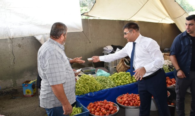 Vali pazarda aşure dağıttı