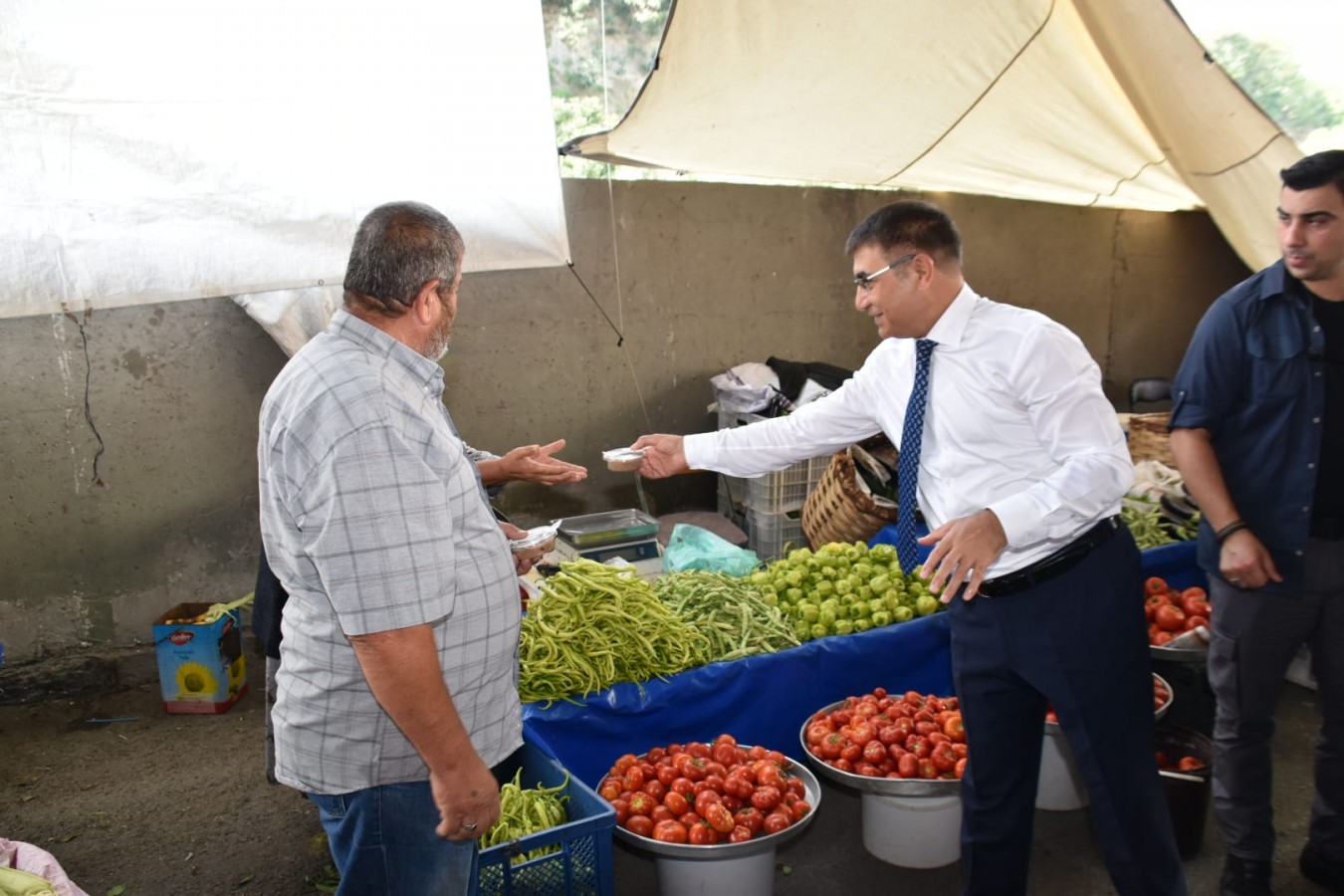 Vali pazarda aşure dağıttı;