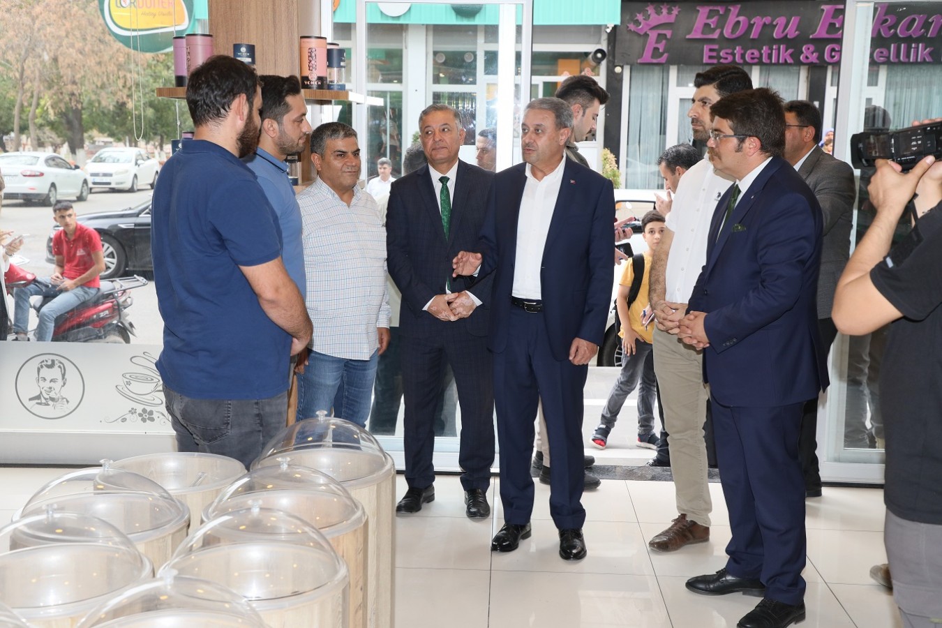 Öğrencileri esnafa emanet etti