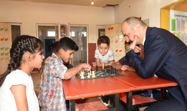 İlkokul öğrencileriyle satranç oynadı