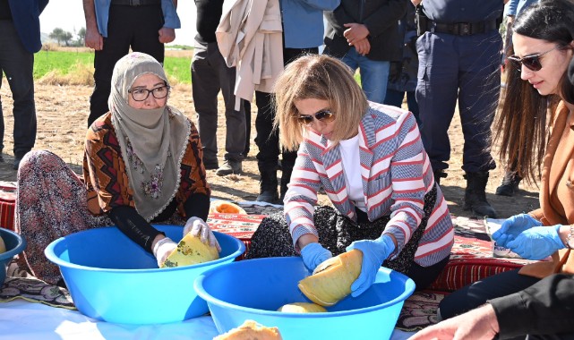 Kadınlarla kabak çekirdeği ayıkladı