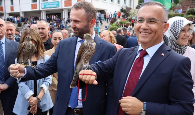 Kolunda atmaca ile stantları gezdi