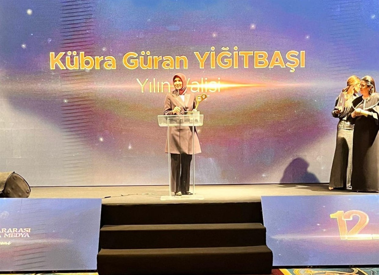 Yılın Valisi ödülünü Dünya Kız Çocukları Günü'nde babasına armağan etti;