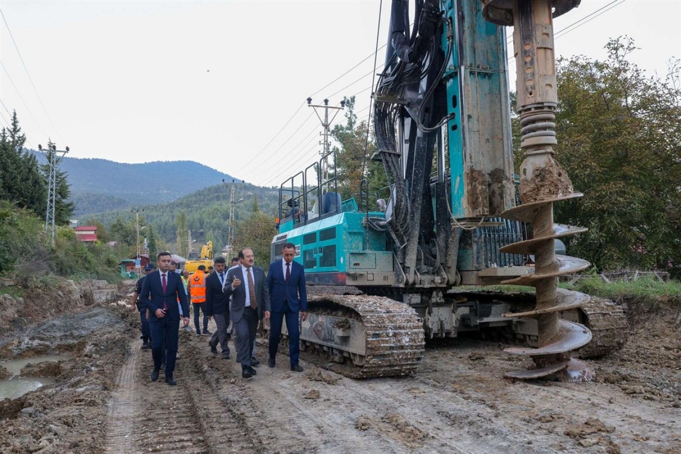 "Heyelanlı bölge fore kazıklarla güvenli hale getiriliyor"