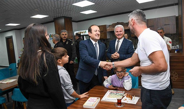 Vali Pehlivan İyilik Çarşısı'nda vatandaşlarla bir araya geldi