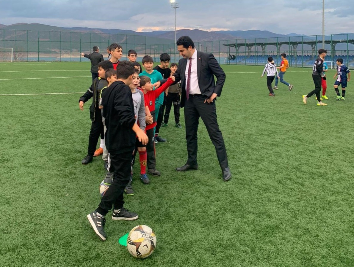 Miniklerle futbol oynadı;