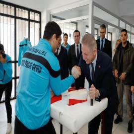 Vali'yle bilek güreşi