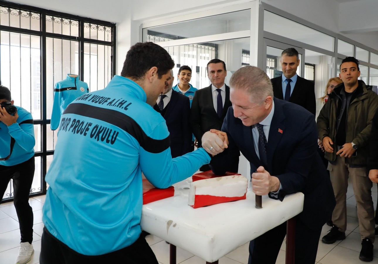 Vali'yle bilek güreşi;