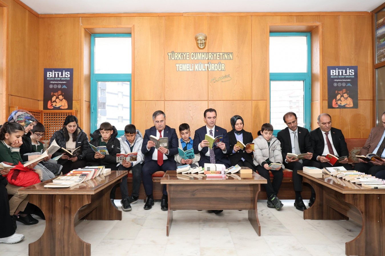 Vali Karakaya ailelerle birlikte kitap okudu