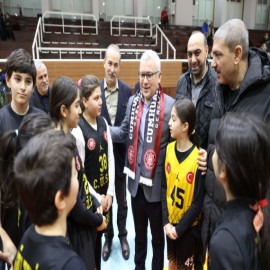 Antrenman yapan sporcuları izledi