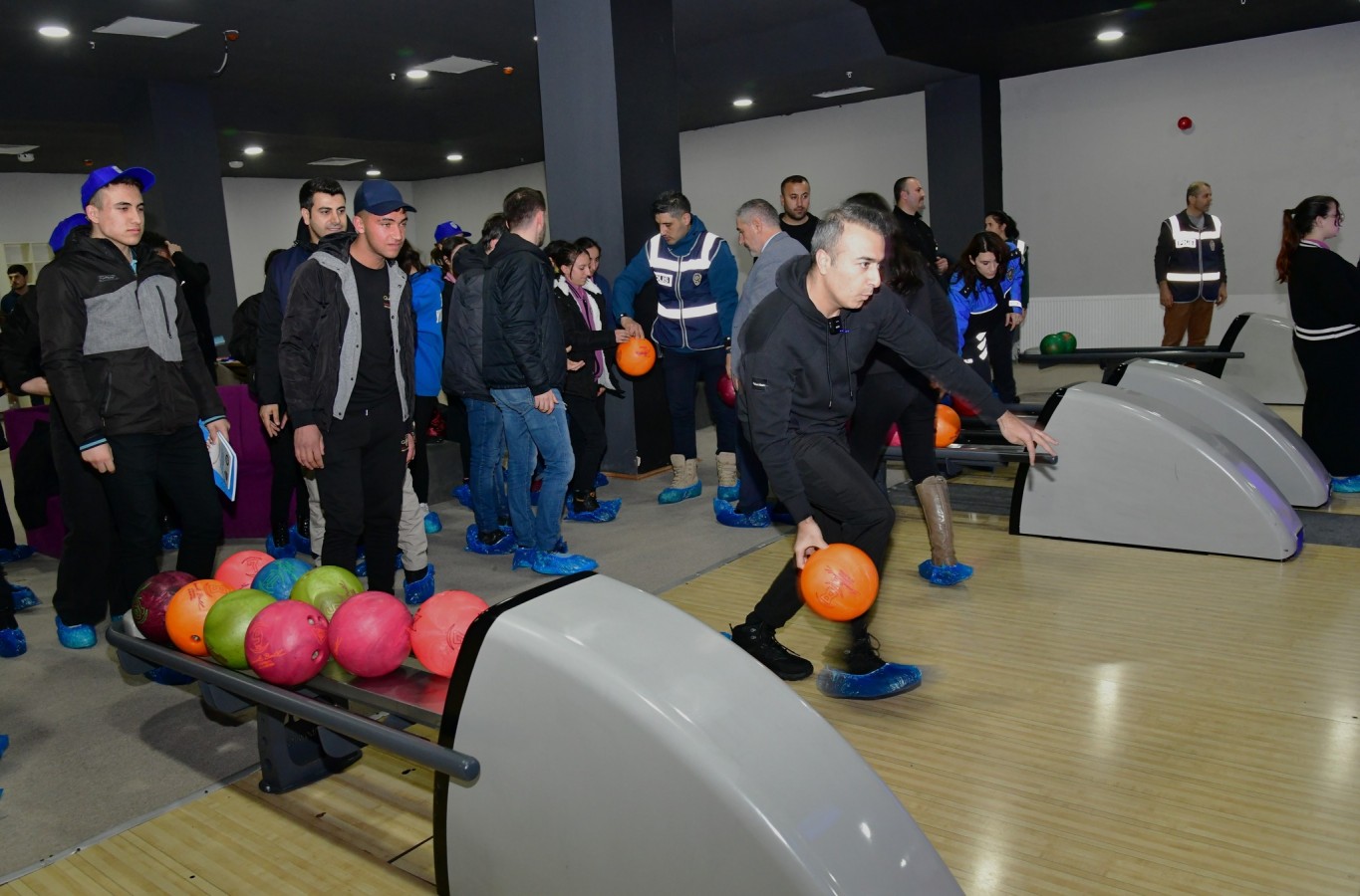 Öğrencilerle bowling oynadı;